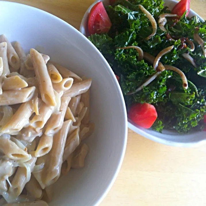 今日のヒットはケールとドライトマトのサラダでしたー( ´ ▽ ` )ﾉ パスタは乾燥舞茸を汁ごとつかったポルチーニのフリしてドーモスマセンペンネ(￣▽￣)|mamakumiさん