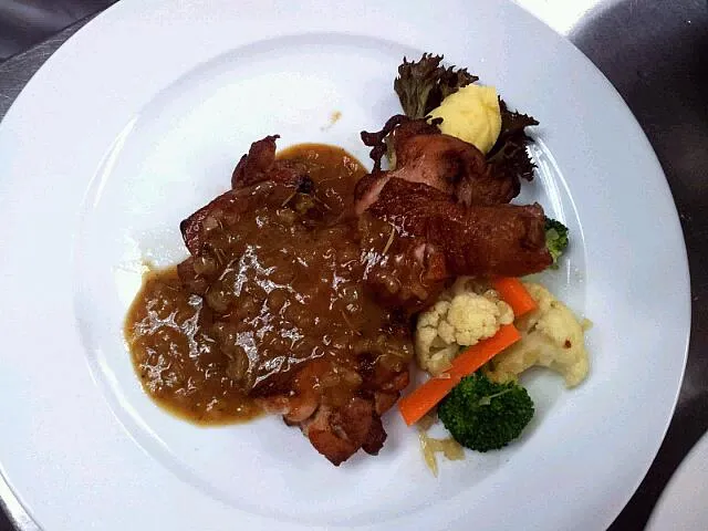 Chicken chop and mash potato with Rosemary sauce.|Steven Wooさん