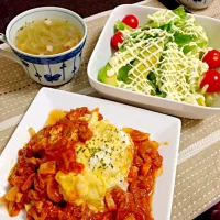 Snapdishの料理写真:トマトジュースで作ったソースのオムライスと、オニオンスープ、サラダ。夕ご飯です。|めぐっぺさん