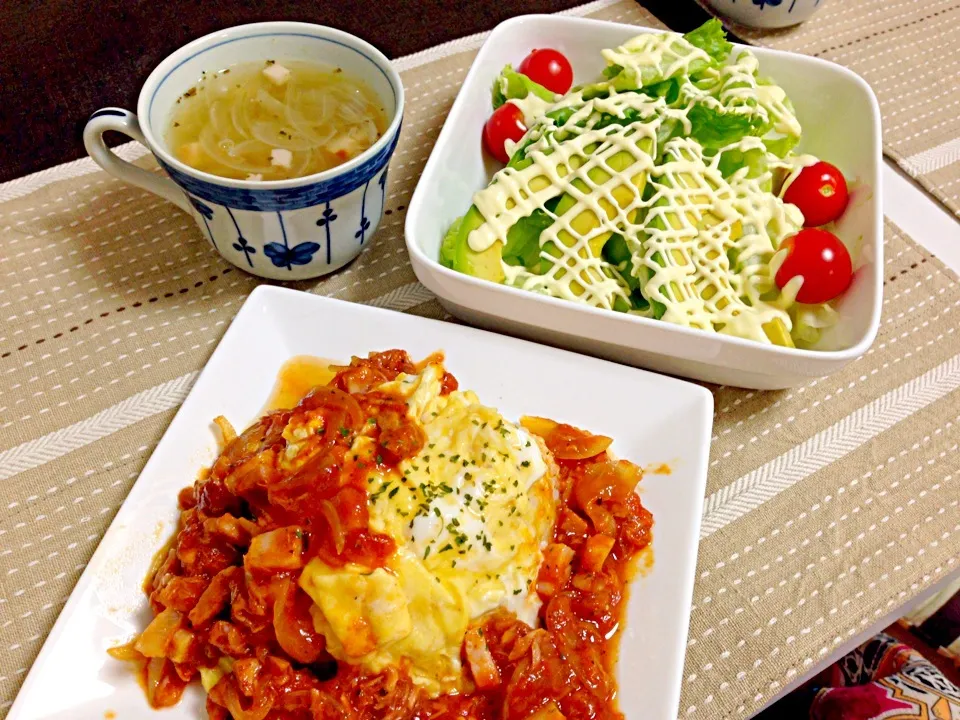 Snapdishの料理写真:トマトジュースで作ったソースのオムライスと、オニオンスープ、サラダ。夕ご飯です。|めぐっぺさん