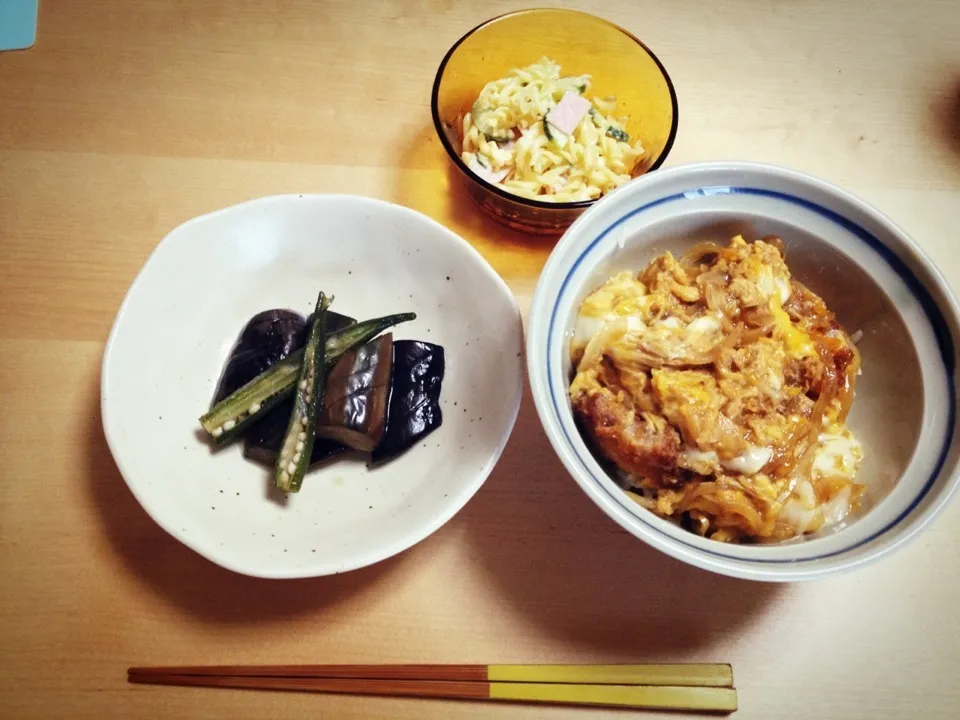 カツ丼、茄子とオクラの煮浸し、マカロニサラダ|美奈子さん