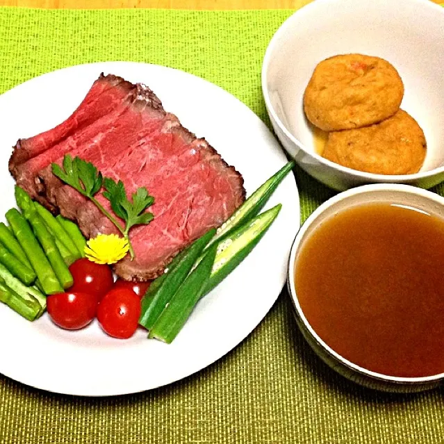 お肉屋さんの自信作ローストビーフ・がんもどきの煮物・具は沈んでいるオクラとエノキのお味噌汁|美也子さん