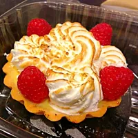 Snapdishの料理写真:Raspberry lemon merengue tart (Amélie's - Charlotte, NC)|Phyliciaさん