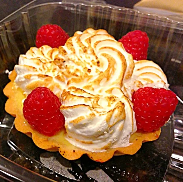 Raspberry lemon merengue tart (Amélie's - Charlotte, NC)|Phyliciaさん