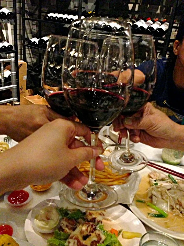 Snapdishの料理写真:cheers over dinner|hweeyhさん