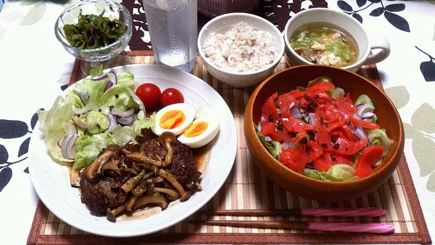 ハンバーグ、スモークサーモンサラダ、きゃべつとベーコンのスープ、ピーマン塩昆布和え、麦ご飯|杉村愛さん