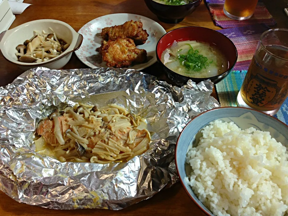 Snapdishの料理写真:鮭ホイル焼き、キノコポン酢、キノコと玉ねぎの味噌汁他＼(^o^)／|すかラインさん