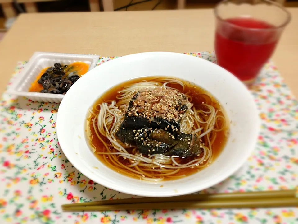 Snapdishの料理写真:黒豆納豆/なすの煮浸しそうめん|1614さん