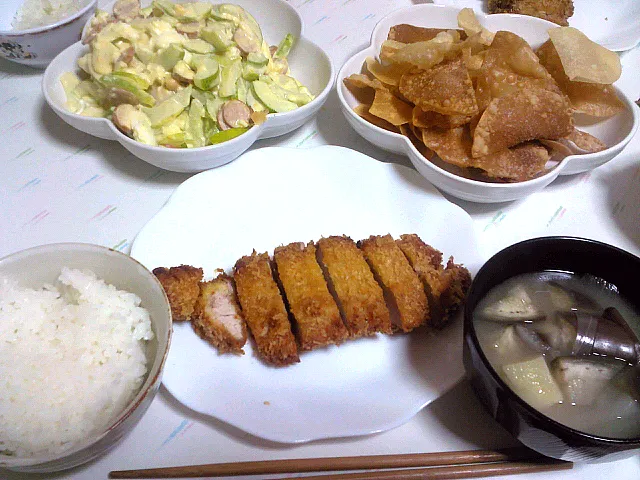 豚カツ☆サラダ☆ギョーザの皮チップ☆お味噌汁|みぽりんさん