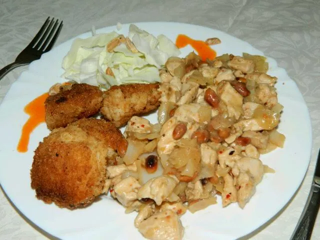 Snapdishの料理写真:Chicken with peanuts & rice balls|Aleksandra Toholjevicさん