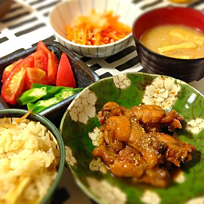 鶏手羽元の甘辛さっぱり煮🍀人参サラダ🍀冷やしトマト&オクラ🍀ごぼうご飯🍀玉ねぎとお揚げさんのお味噌汁|mochaさん