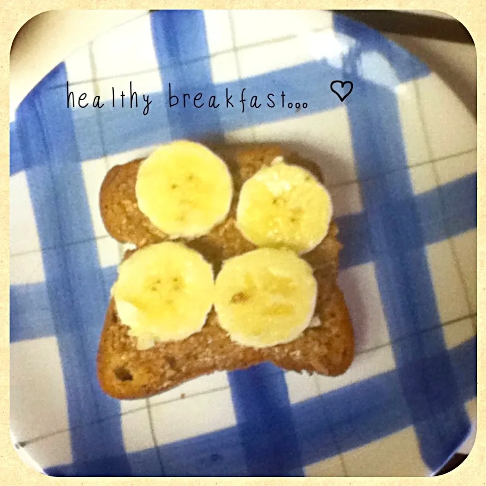 Bananas & almond butter on brown rice bread|Sai linさん