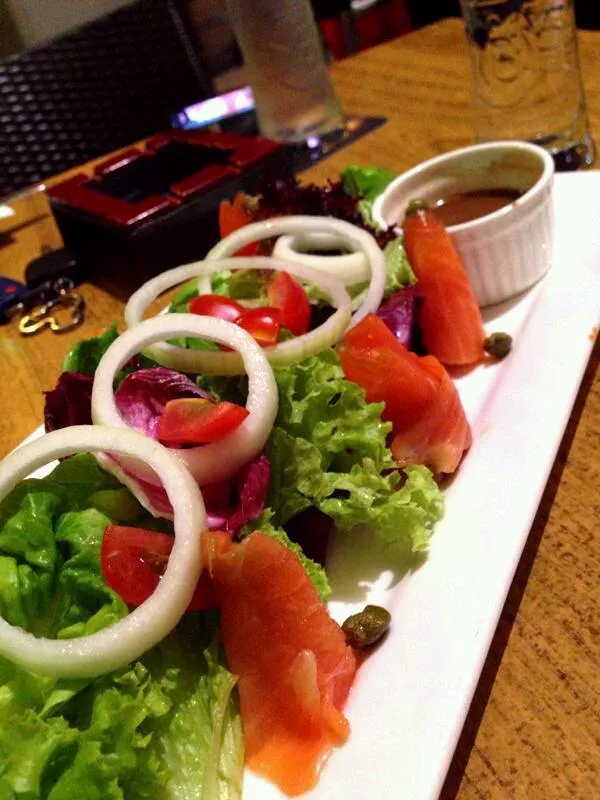 mixed green with smoke salmon. simple yet fulfilling|joey limさん