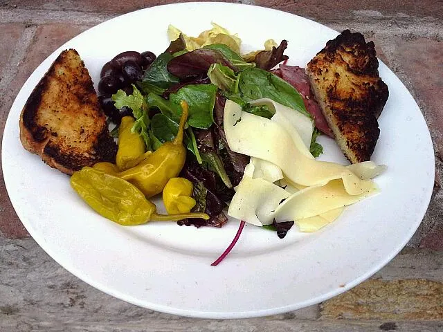 Antipasti Insalata. Tuscan salami, marinated artichoke, smoked provolone, calamata olives, pepperoncini, grilled bread, and mixed greens with balsalmic vinaigre|Austin Greenさん