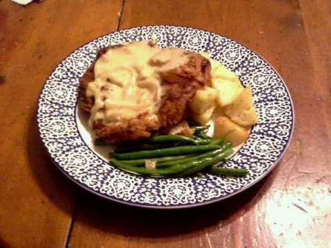 Snapdishの料理写真:Pan fried chicken with roasted rosemary potatoes, haricot verts, and sherry cream sauce with caramelized onions.|Austin Greenさん