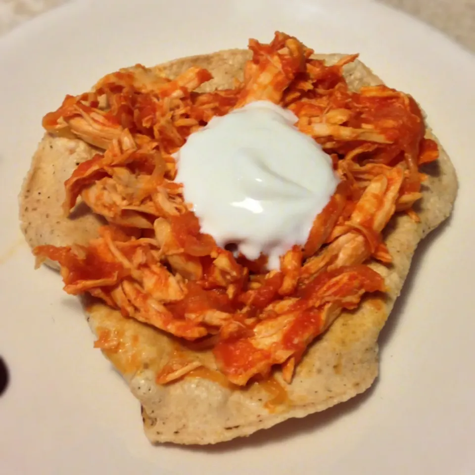 Tinga de Pollo en Tostada con Crema.|Loreleyさん