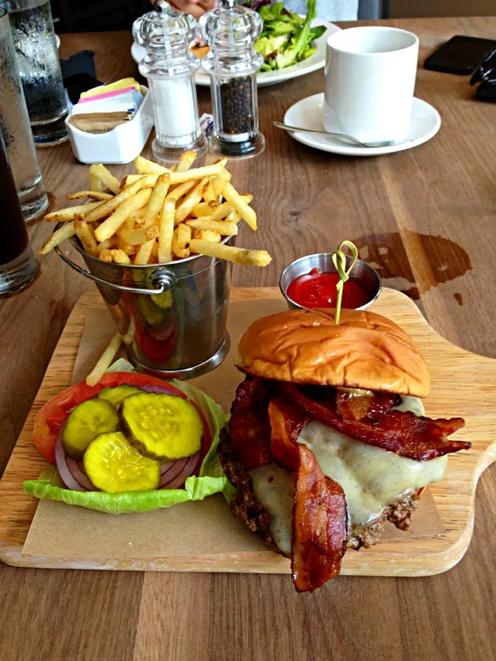 Tavern Burger - Florida grassfed beef, lettuce, tomato, purple onion, bacon, and Swiss cheese|Ryan Kimさん