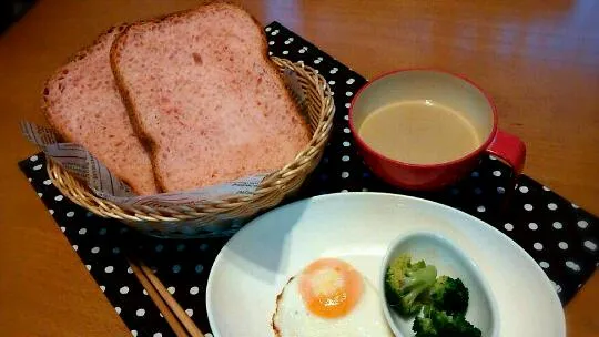 Snapdishの料理写真:ふわふわ苺ミルク食パンで朝ごはん|もなかさん