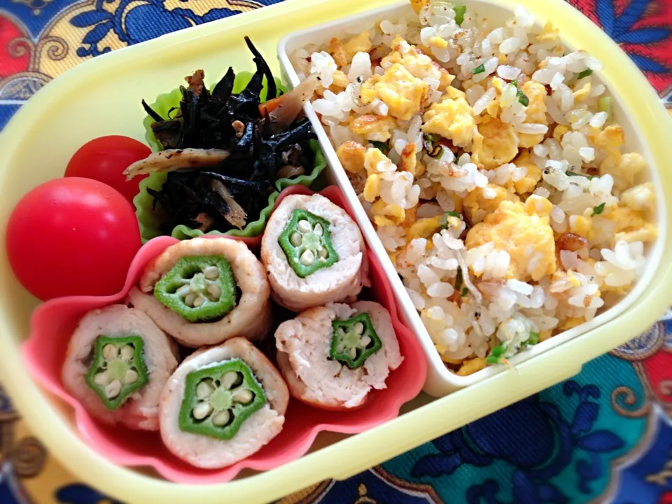 卵とジャコのチャーハンとささみのオクラ巻き弁当|もえさん