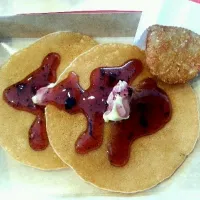 pancakes with blueberry syrup and hash brown|Andrea Velasquezさん