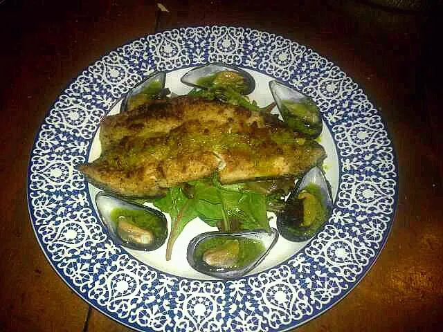 Pan fried walnut breaded trout, lemon-white winr poached mussels, mixed greens and spicy herb vinaigrette|Austin Greenさん