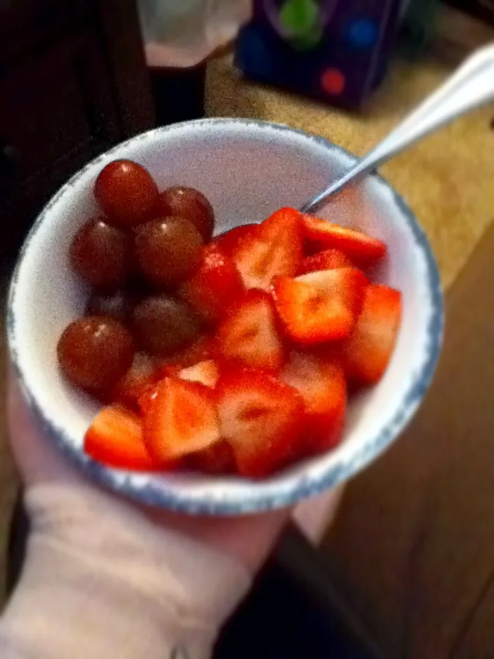 Dessert: Strawberries And Grapes! <3 Yummm.|Laurenさん