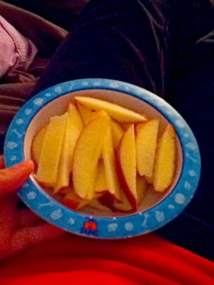 Apple Slices For Bedtime Snack~!|Laurenさん