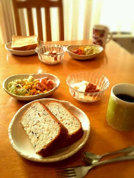 ごまパンで朝食|うさかめさん