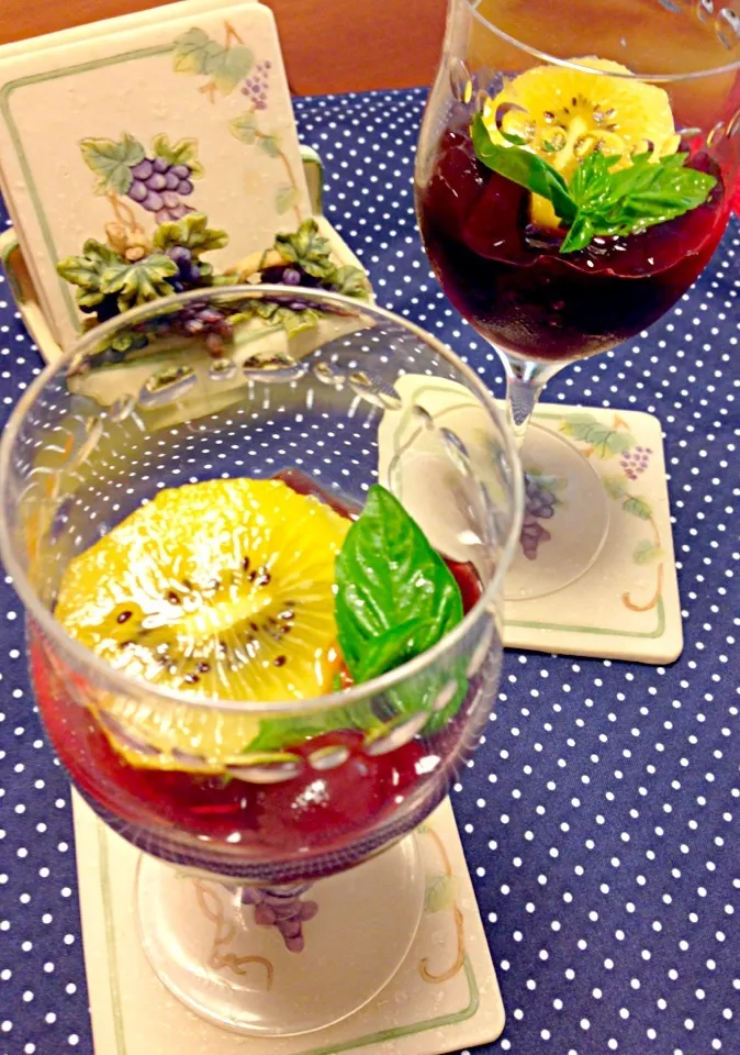 🍷ワインじゃないよ😋                🍇葡萄とラズベリーのゼリー🍒キウイ乗せ♥|チョス ♪さん