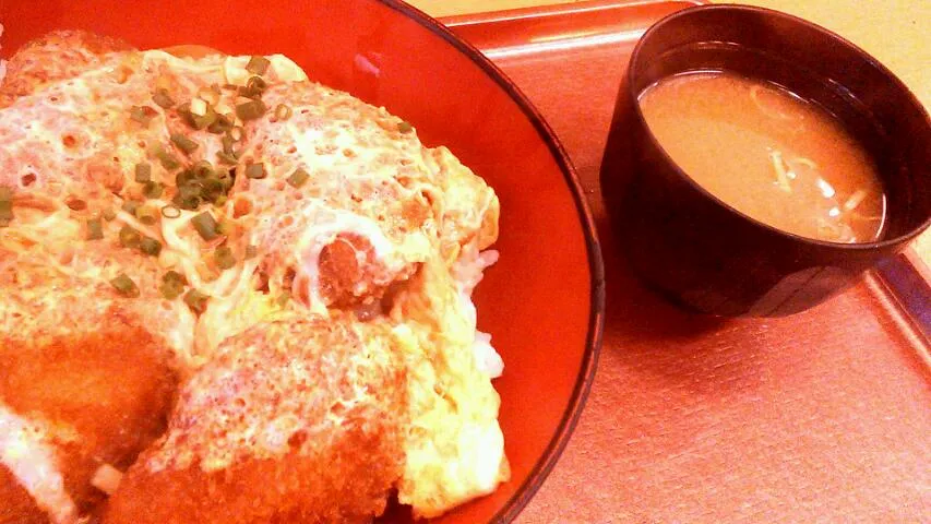 カツ丼と味噌汁|あおやぎ あつしさん