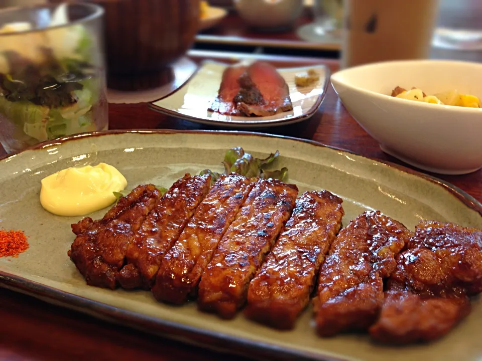 Snapdishの料理写真:本日のランチ 豚ロースの味噌漬け焼き|ryutaさん