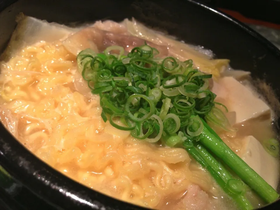 ホルモン餃子鍋、ラーメントッピング。スープええ味。|たけうちさん