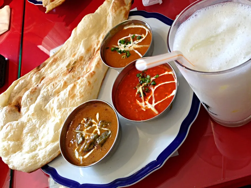 Snapdishの料理写真:食べ放題ランチセット@インドレストラン  カレー三種、ナン、バナナラッシー|Sumichanさん