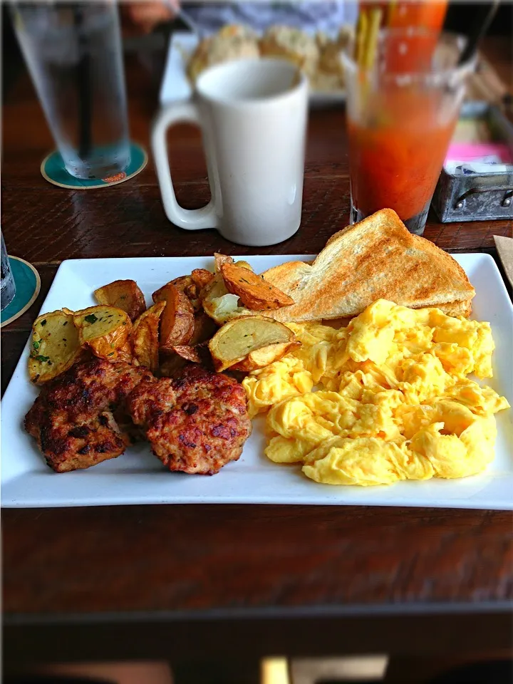 " The Local" - 2 eggs / breakfast potatoes / house made savory sausage / toast|Ryan Kimさん