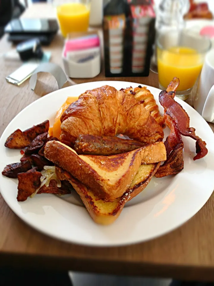 Breakfast Buffett @ Biscayne Tavern - Miami|Ryan Kimさん