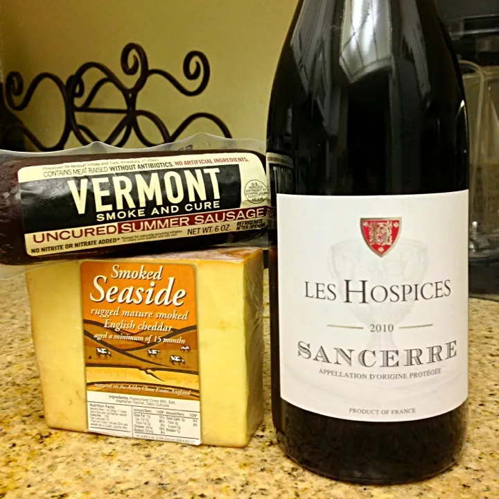 Uncured Summer Sausage, Sancerre Rouge, and Smoked English Cheddar|Ryan Kimさん