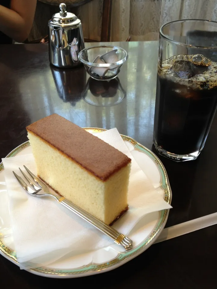 Snapdishの料理写真:長崎堂のカステラ、ダッチコーヒー|まっつんさん