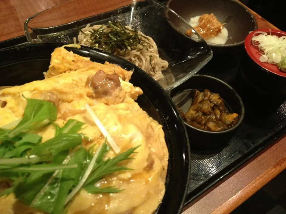 親子丼とそば定食を頂きました。|momongatomoさん