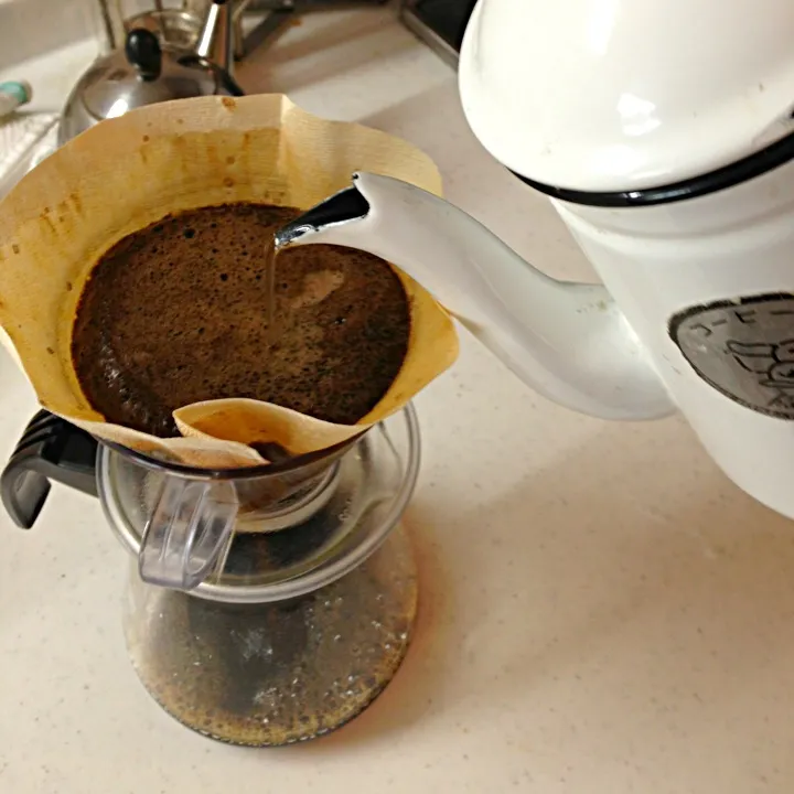 Dripping coffee in the office|Funky Chefさん