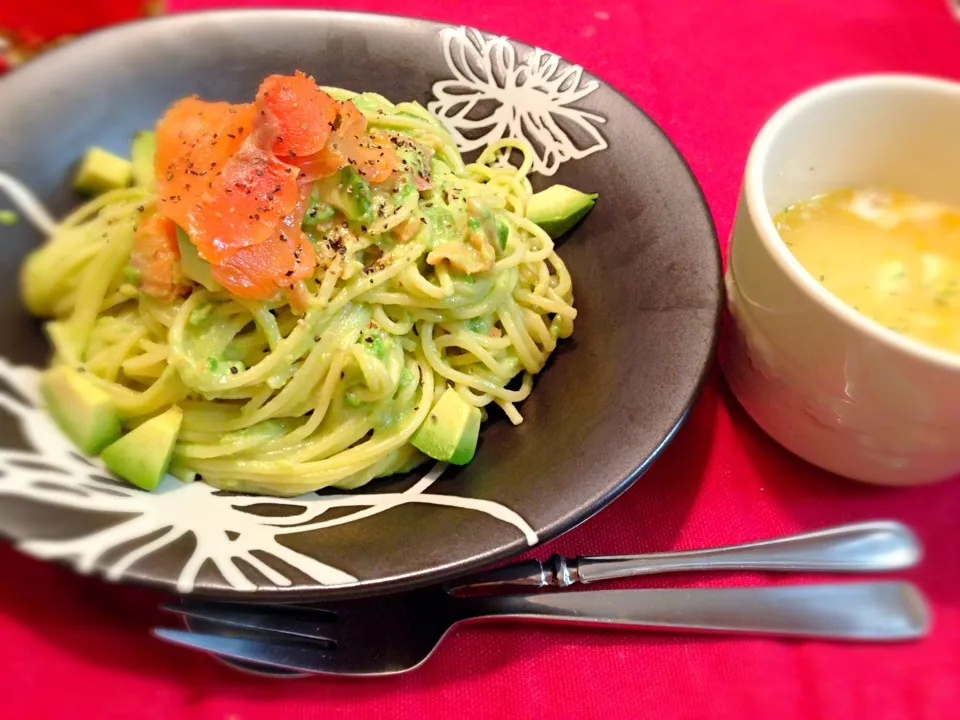 アボカドとスモークサーモンのパスタ|さきさん