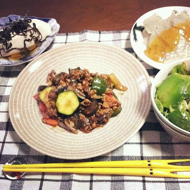 茄子とズッキーニの肉味噌炒め。
冷奴、塩昆布と胡麻油かけ。
お刺身こんにゃく。
アボカドサラダ。|ありたさん