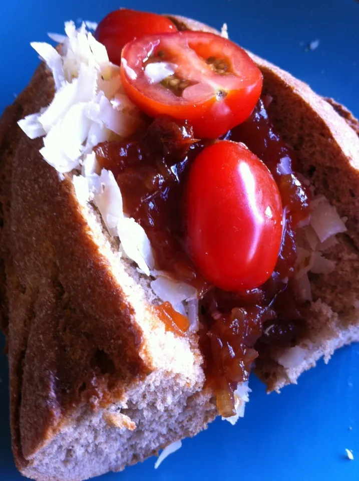 Roll with grated cheese, tomatoes  & chilli chutney|Nick Hiderさん