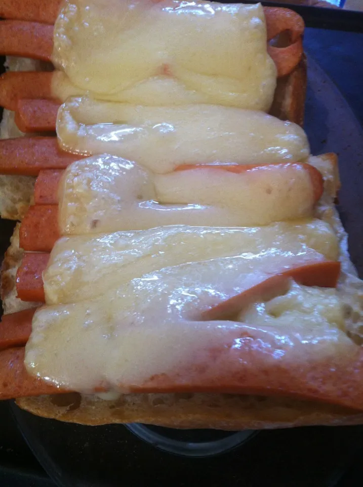 Tartines aux Saucisses de Strasbourg et Comté ( French cheese) served with a Green Salade|PHILIPPEさん