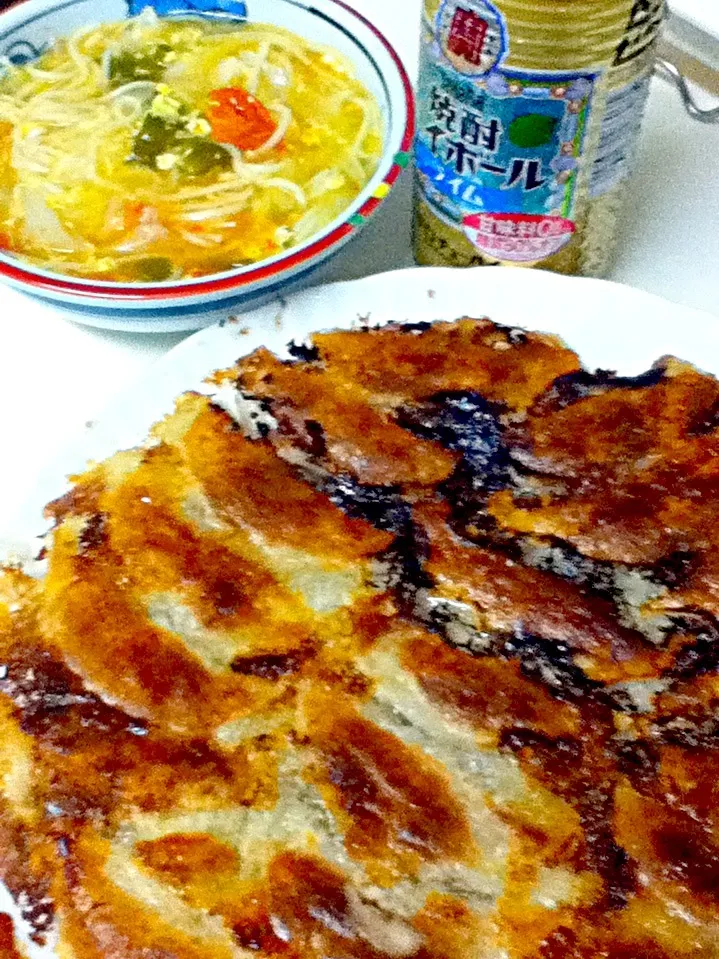 餃子の王将の生餃子焼いて(焦げた)、サンラータン麺風のヤツ作って今日は娘と2人だけの夕食。|Yasuharuさん