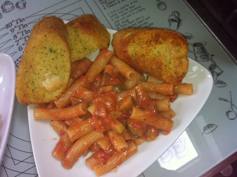 Pasta with garlic bread|Emma Proe Was Duncalfさん