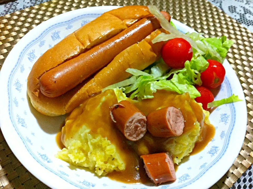 Hotdogs with  homemade cheesy mashed potatoes|Mummy Masayuさん