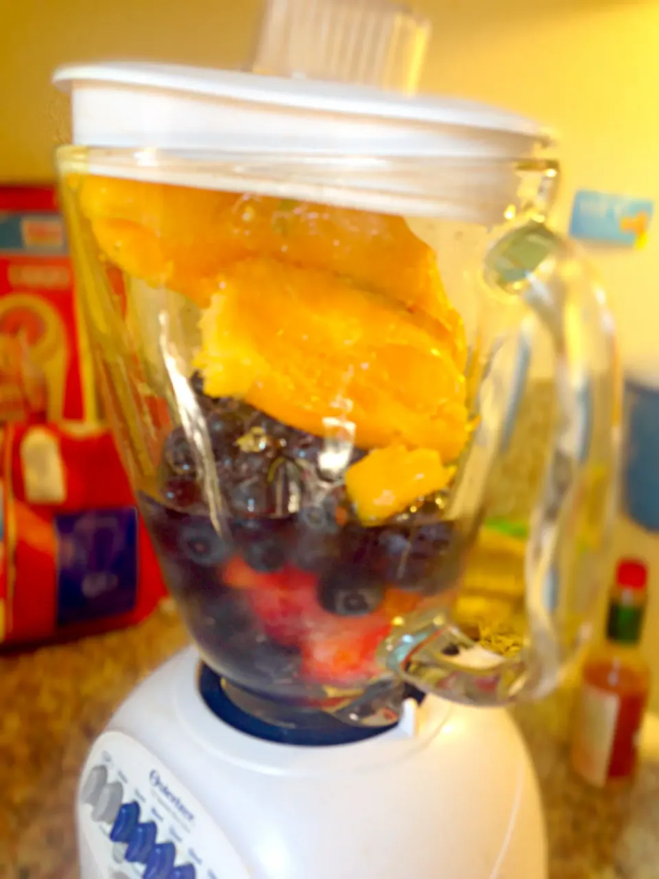 Nectarines, blueberries, mango and orange smoothie|fancyさん