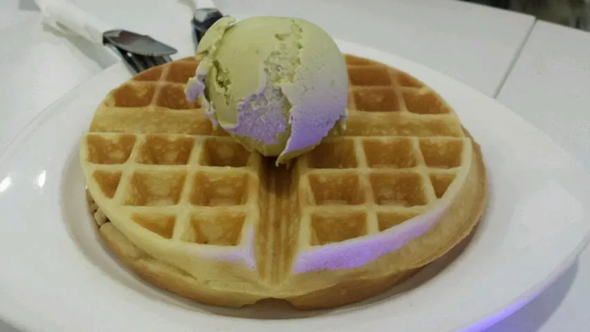 Waffle with avocado ice cream|Catherine Shenさん