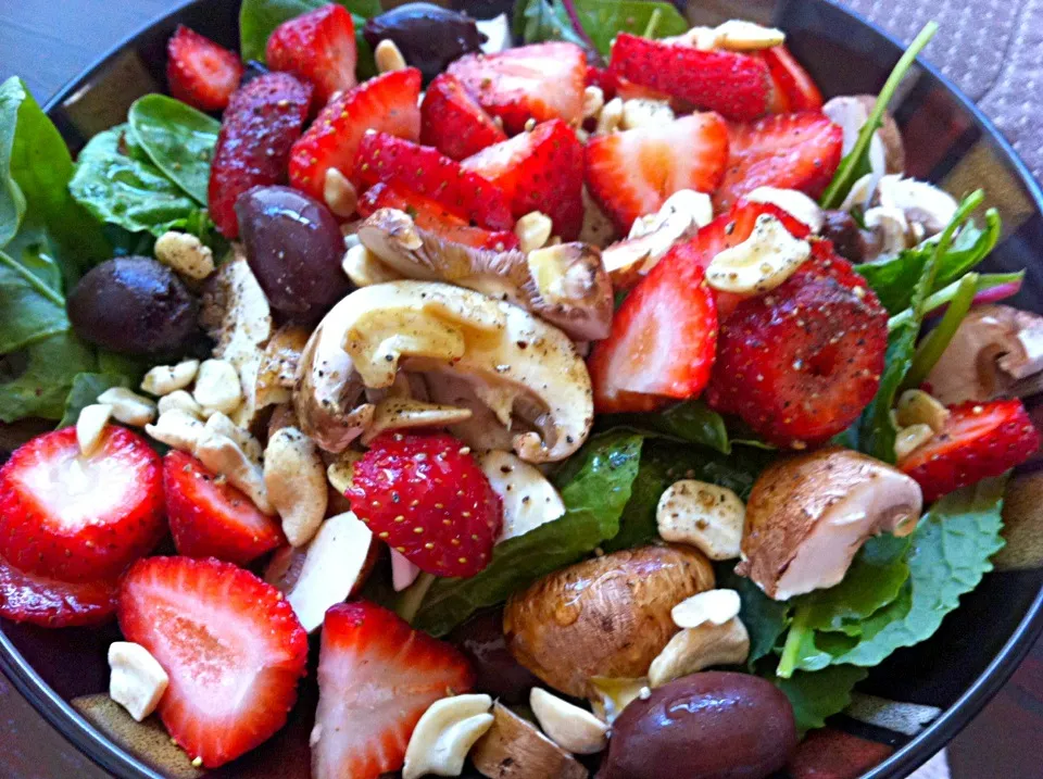 Kale, spinach, and baby chard salad with strawberries, calamata olives,  crimini  mushrooms and  cashews.|virginia frasseさん