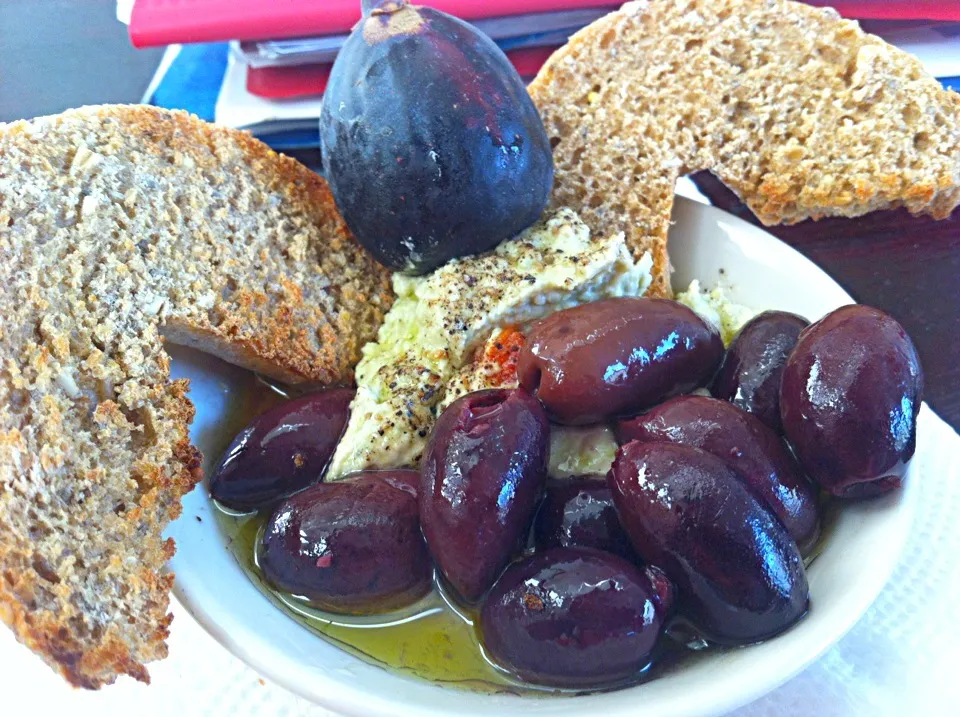 Edamame hummus , olives and chia seed multigrain bagel|virginia frasseさん